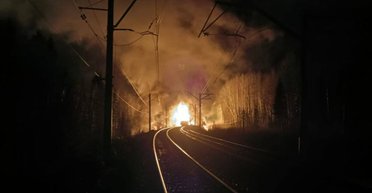 Зарево видно за километры: в Свердловской области РФ внезапно загорелся поезд с мазутом (видео)
