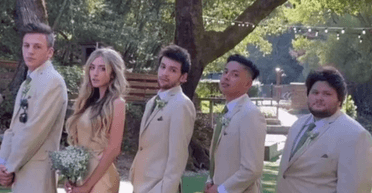 Обрала сторону нареченого: дівчина стала однією з шаферів на весіллі своїх друзів (відео)