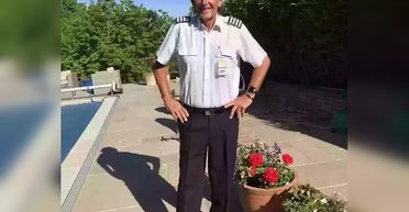 Чому пасажирів літака просять приймати позу з легенд: досвідчений пілот пояснив причину (відео)