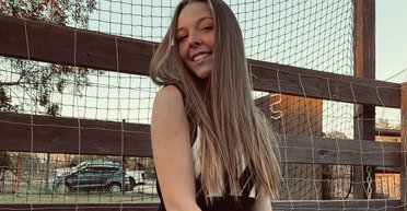 Позбавили всього: випускницю було покарано школою за танці на приватній вечірці (фото, відео)