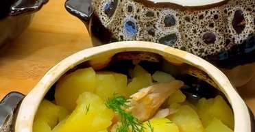 Просто і смачно: рецепт картоплі з куркою в горщиках
