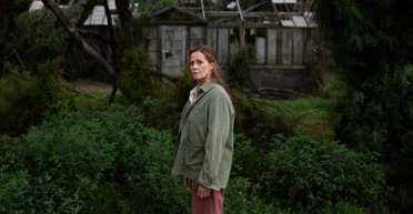 Сигурни Уивер задает тон: стоит ли смотреть сериал "Потерянные цветы Элис Харт"