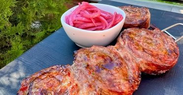 Рулет-шашлик із яловичини: рецепт оригінальної страви на мангалі (відео)