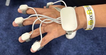 Топ-10 гаджетов 2024 года: ИИ-смартфоны, необычные телевизоры и милые роботы