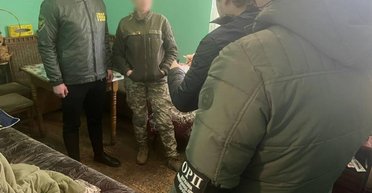 Пограничники задержали собственную коллегу на взятке от уклониста (фото)