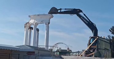 "Не снесли, а разобрали": в оккупированной Алуште уничтожили экскаватором символ города (видео)
