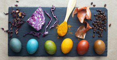 Вино, капуста и зеленый чай: как и чем покрасить яйца на Пасху 2024