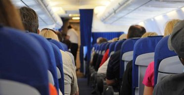 Весь салон аплодував: закохані "закріпили" свої стосунки на висоті 9000 метрів (фото)