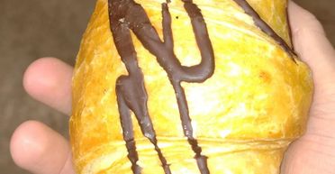 Ранок почався з сюрпризу: чоловік відкусив круасан і не повірив своїм очам (фото)