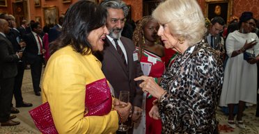 Королева Камілла наважилася на модний експеримент і одягла сукню з хижим принтом (фото)