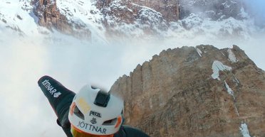 Готовился пять лет: британец совершил прыжок с горы Килиманджаро (видео)