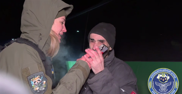 "Не плачь, тебе нельзя": защитник растрогал первыми после плена словами к матери (видео)