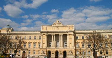 "Говорил, что надо как можно быстрее забеременеть": 87-летнего профессора ЛНУ обвинили в домогательствах