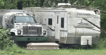 "Час викликати поліцію": жінка помітила на сусідській ділянці моторошний предмет (фото)