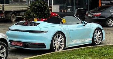 Украинец перевозил рождественскую елку на спортивном кабриолете Porsche (фото)