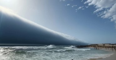 Облачный вал: в Португалии сняли редчайшее погодное явление (видео)