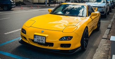 Легенда 90-х: в Киеве заметили раритетный японский спорткар (фото)