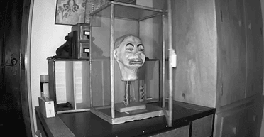 Замкнули на замок: лялька часів Другої світової війни моргає і рухає ротом (відео)