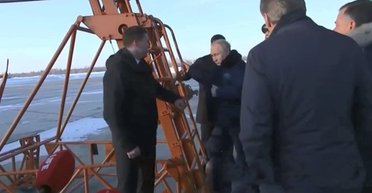 Держали, чтобы не упал: Путин продолжил "развлечения" после полета на Ту-160М (фото)