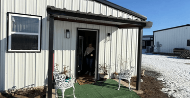 Семья построила для мамы маленький дом на заднем дворе (фото)