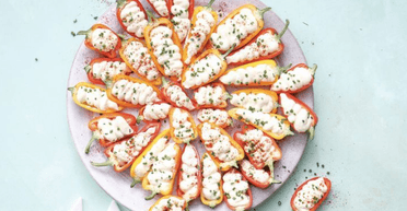 Човники з перцю з вершковим сиром: швидкий рецепт святкової закуски