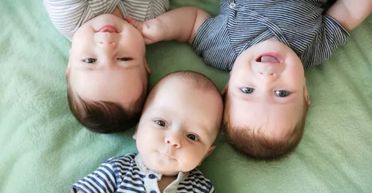 Мама ідентичних трійнят відповіла на головне питання, яке їй ставлять абсолютно всі