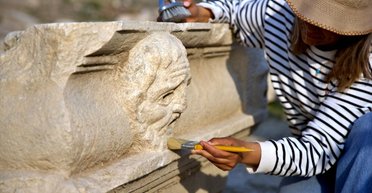 Не просто место для развлечений: археологи нашли старинные артефакты в театре I века н. э. (фото)