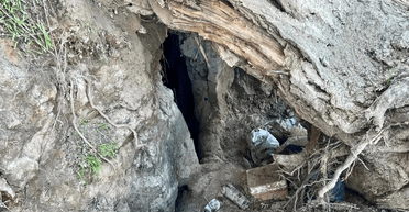 "Підземний табір": безхатченки живуть у печерах із меблями та горою сміття (фото)