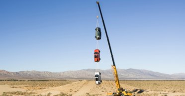 Экстремальный тест: новые внедорожники Honda подняли краном на 30 метров (видео)