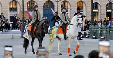 Кендалл Дженнер і Джіджі Хадід в'їхали на конях на показ Vogue World у Парижі (відео)