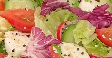 Вітамінна бомба: рецепт легкого літнього салату для тих, хто на дієті