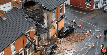 Уникнув "побоїща": келих пива врятував життя британцю під час руйнівного шторму (фото)