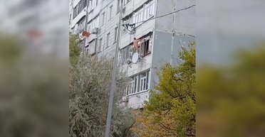Мужчина в стрингах прыгнул из окна в Запорожье, — соцсети (видео)