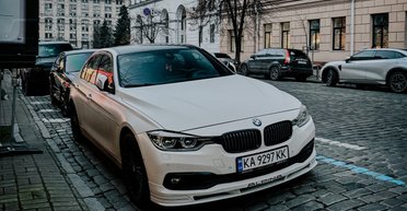 Развивает более 300 км/ч: в Киеве засветился раритетный заряженный седан BMW (фото)