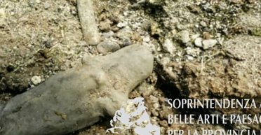 В поселении на дне озера в Италии нашли 3000-летнее "божество" с отпечатками (фото)