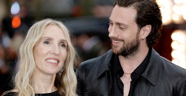 Йому було 18 років, їй — 42: що відомо про роман Аарона Тейлор-Джонсона і його дружини Сем (фото)