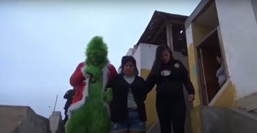 У Перу Грінч з молотком увірвався у схованку наркодилерів і заарештував їх: подробиці (відео)