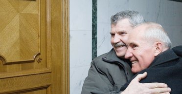 В лагере я сидел с элитой общества — профессорами, генералами, врачами, — Виктор Кукса