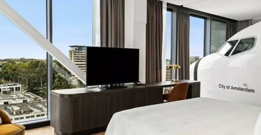 Турист помітив у своєму готельному номері повноцінний літак (відео)