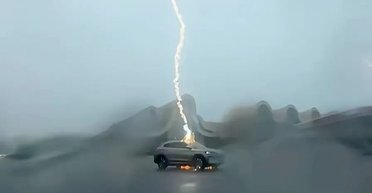 Самый популярный электромобиль в Украине выдержал удар сразу трех молний (видео)