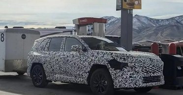 Новый кроссовер Toyota RAV4 2025 впервые заметили на дорогах (фото)