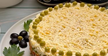 Салат зі шпротами та горошком: ситно, смачно, оригінально