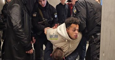 Кидався на поліцейських: блогер Супер Денчик влаштував дебош в Макдональдсі в Києві (відео)