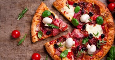 Женщине привезли пиццу с "ритуальным наказанием": необычная начинка вызвала спор в сети (фото)