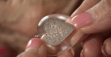 Жінка випадково знайшла на аукціоні давно втрачену "сімейну реліквію" (відео)