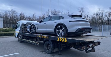 "Превратились в кирпичи": россиянам заблокировали сотни Porsche через спутник