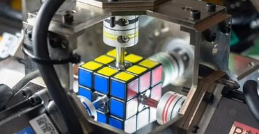 Новий світовий рекорд: робот зібрав кубик Рубіка в 10 разів швидше за людину-рекордсмена (відео)