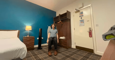 Нет даже окон: путешественник показал, сколько стоит худший номер в отеле (видео)