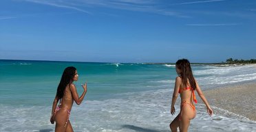 Горячие и одинокие: Тина Кунаки и Эмили Ратаковски показали фото с роскошного курорта