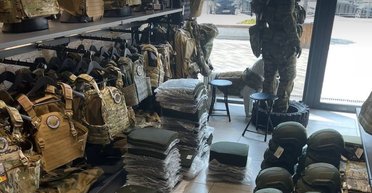 Тысячи шлемов и бронежилетов: будут судить предпринимателя, который продавал военную гуманитарку